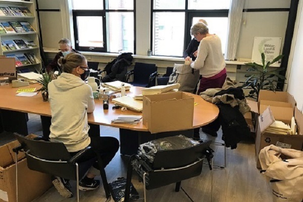 03_Winnie eindejaarsgeschenk inpakken JAARVERSLAG 2020 600 x 400