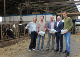 Rapportuitreiking Agrarisch perspectief Purmerend aan wethouder Struijlaart