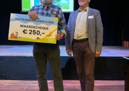 Jan van Kempen ontvangt Sterk in Plattelandsnatuurprijs uit handen van voorzitter WLD Frank de Wit